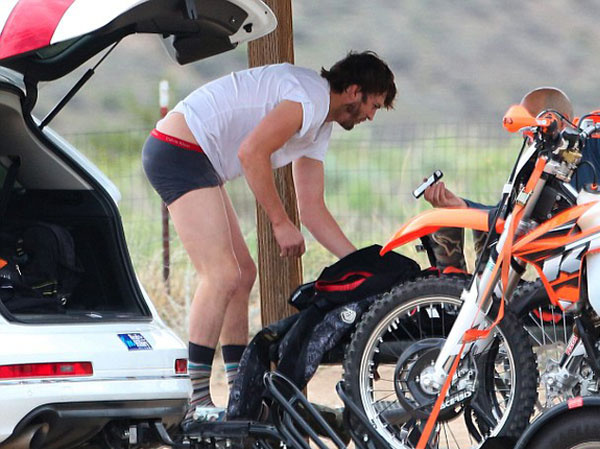 Ashton Kutcher'ın motocross heyecanı!