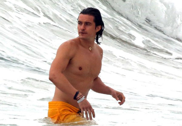 Orlando Bloom oğlu ile sahil keyfinde!