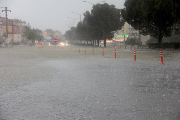 Çorum'da 30 dakika yağmur yağdı böyle oldu