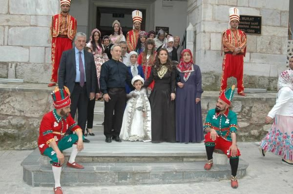 Bursa Vali Yardımcısı Mehmet Özcan'ın camide sünnet skandalı