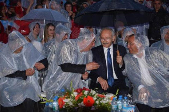 Kılıçdaroğlu yağmura aldırış etmedi