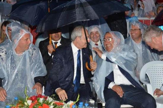 Kılıçdaroğlu yağmura aldırış etmedi