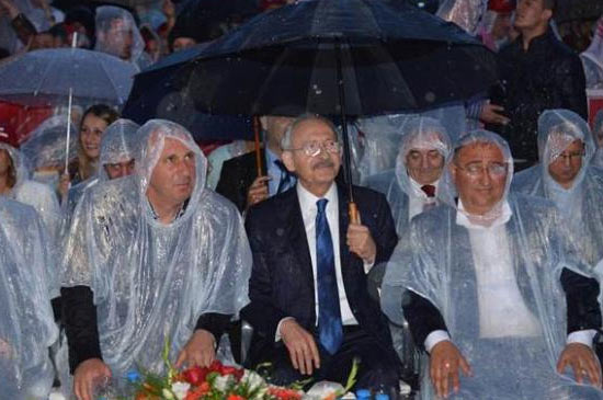 Kılıçdaroğlu yağmura aldırış etmedi