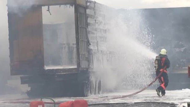 İstanbul'da kimyasal yüklü TIR'larda yangın