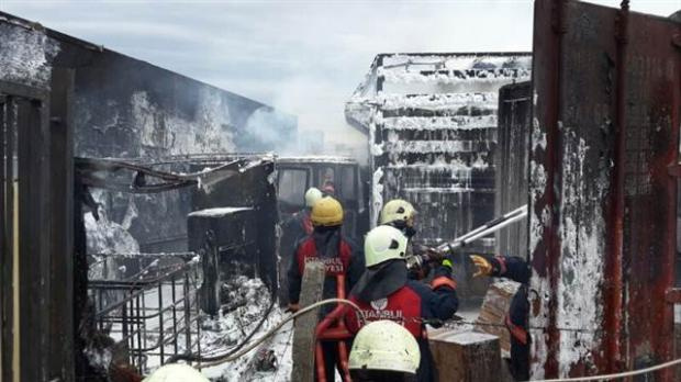 İstanbul'da kimyasal yüklü TIR'larda yangın