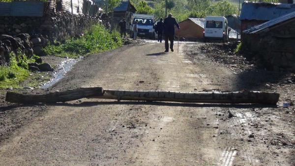 Yol kapatan PKK'lı göstericilere müdahale