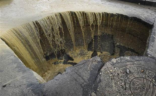 Başkent'te korkutan görüntü! Yol çöktü