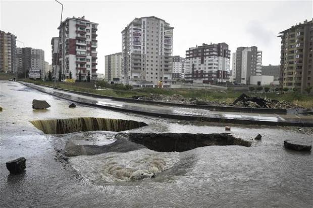 Başkent'te korkutan görüntü! Yol çöktü