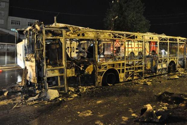 İETT otobüsü ateşe verildi! İstanbul'da korku dolu anlar