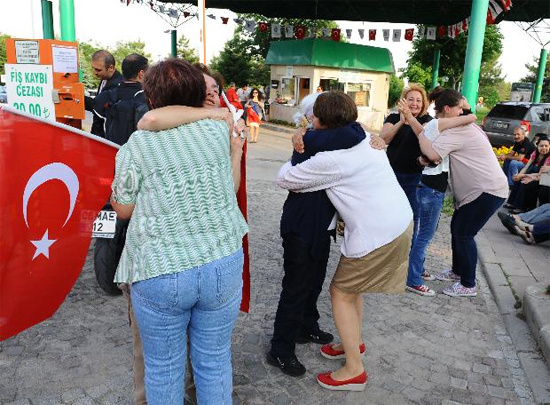 AYM önünde büyük sevinç!