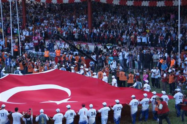 Kırkpınar'da Türk bayrağı ayakta selamlandı