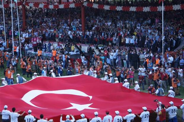 Kırkpınar'da Türk bayrağı ayakta selamlandı