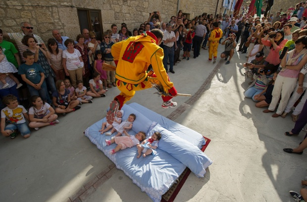 Bebek üzerinden atlama festivali