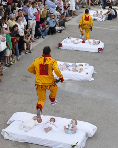 Bebek üzerinden atlama festivali