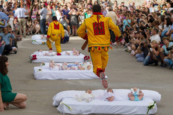 Bebek üzerinden atlama festivali