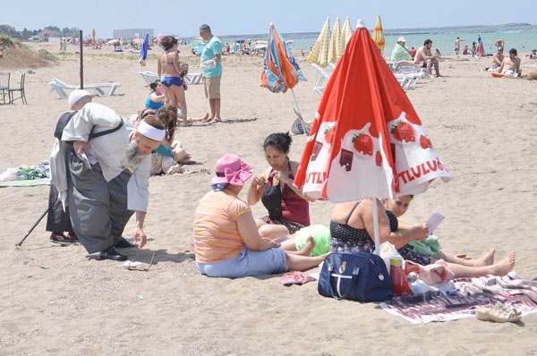 Halk plajındaki kadınlara cübbeli adam şoku!