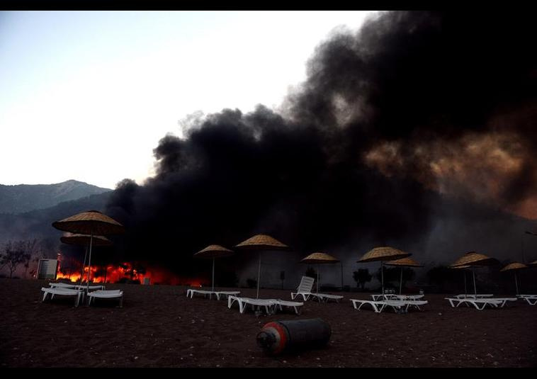 Antalya'da orman yangını otellere sıçradı