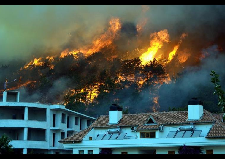 Antalya'da orman yangını otellere sıçradı