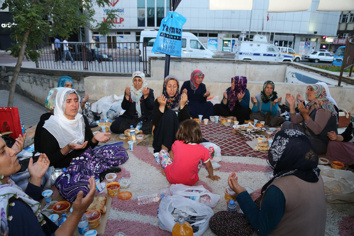 Ülkemizin birçok yerinden iftar görüntüleri...