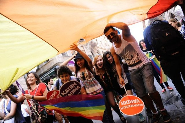 Eşcinsellerden Taksim'de renkli yürüyüş