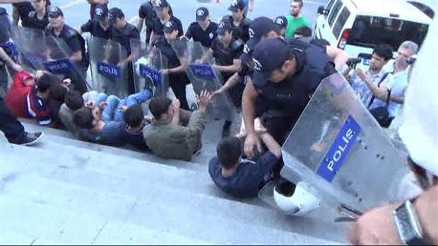 İstanbul Adalet Sarayı önünde polis müdahalesi