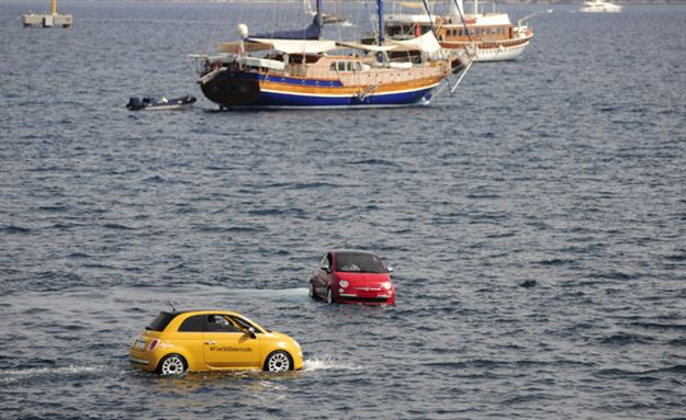 Yüzen otomobiller şov yaptı