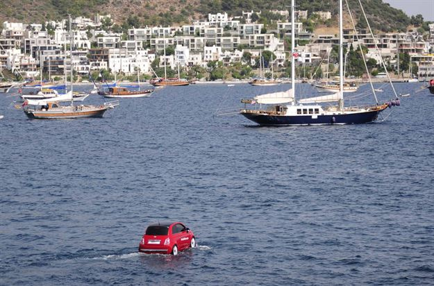 Yüzen otomobiller şov yaptı