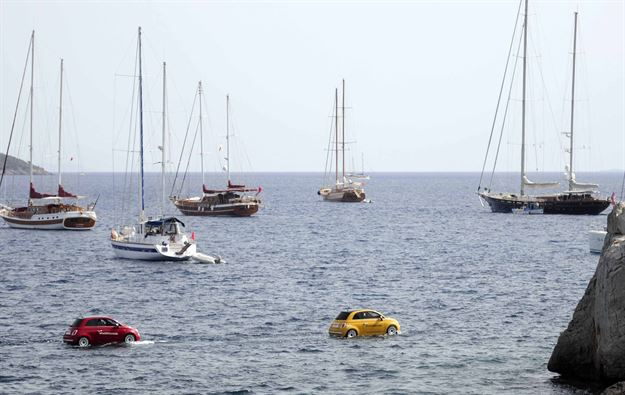 Yüzen otomobiller şov yaptı