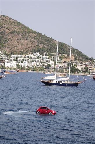 Yüzen otomobiller şov yaptı