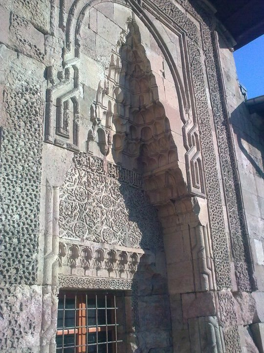 Cami duvarındaki silüet görenleri hayrete düşürüyor