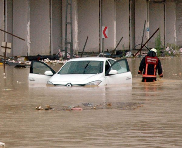 İstanbul'da yağmur hayatı felç etti