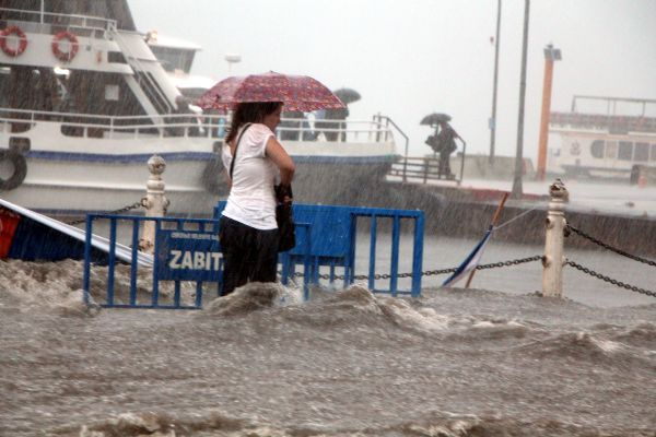 İstanbul'da yağmur hayatı felç etti