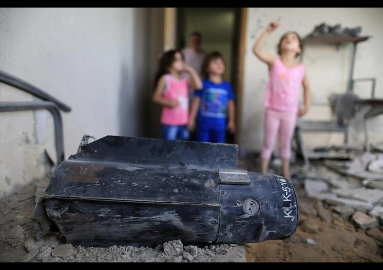 Gazzeli aile bombadan kıl payı kurtuldu
