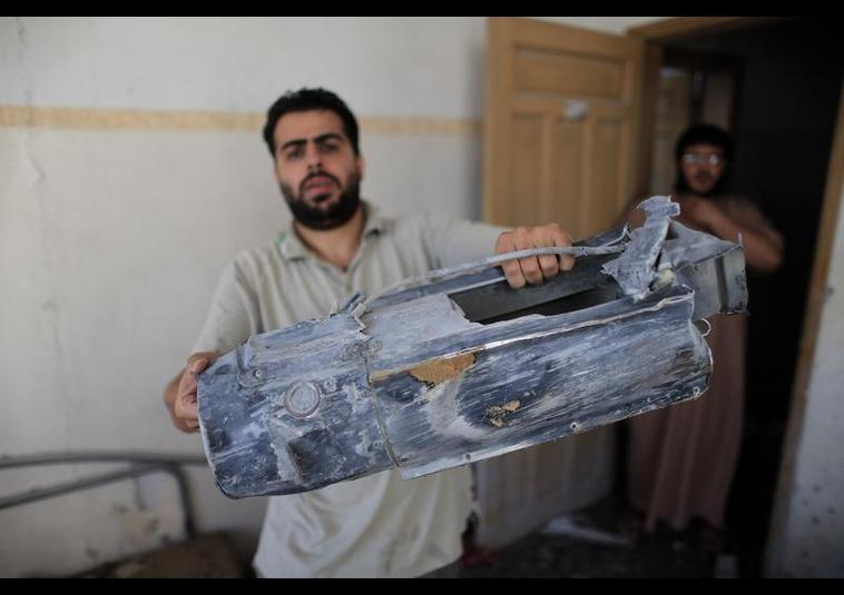 Gazzeli aile bombadan kıl payı kurtuldu