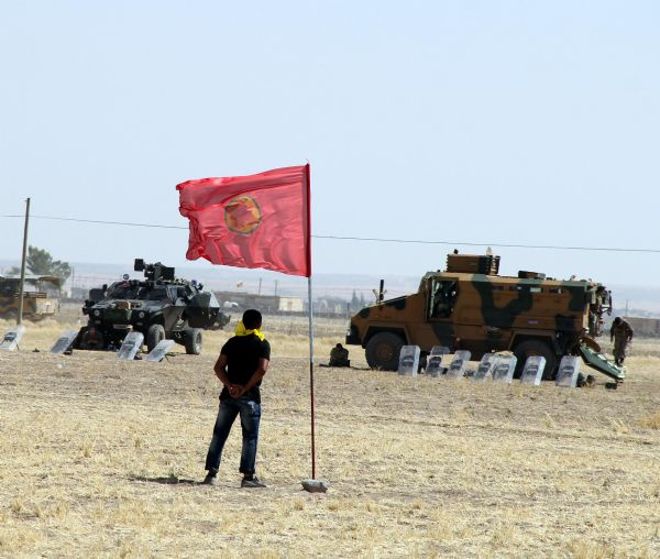 Sınıra PKK bayrağı asıldı
