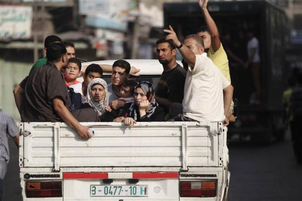 Bomba yağmuruna tutulan Şecaiye'den Filistinliler kaçıyor