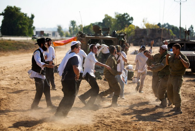 Gazze'deki katliamı izleyip kutlama dansı yaptılar