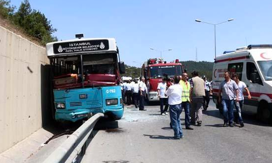 Ümraniye'de halk otobüsünde kaza!