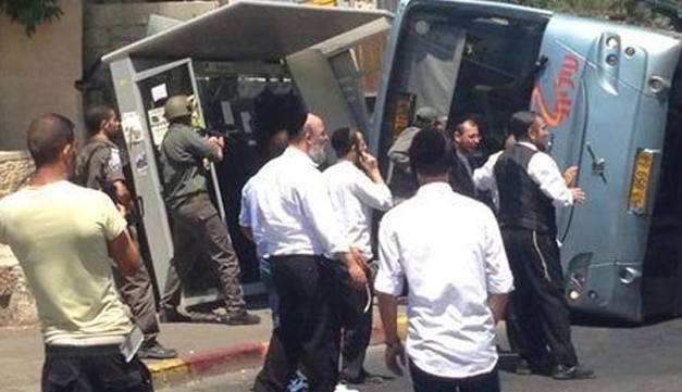 Kepçeyle İsrail otobüsüne saldırdı