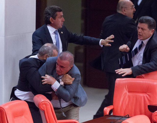 Meclis'te vekiller arasında yumruklu kavga
