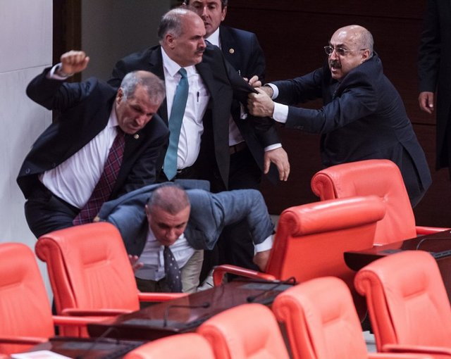 Meclis'te vekiller arasında yumruklu kavga