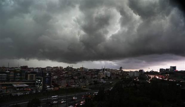 İstanbul'dan ilginç yağmur manzaraları
