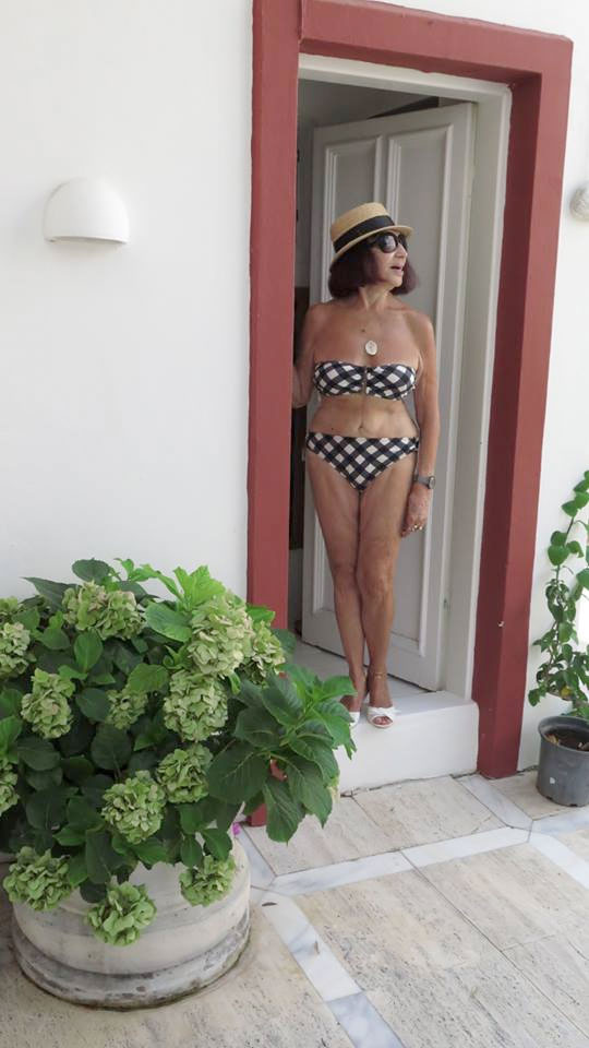 86 yaşındaki Gülriz Sururi bikinisiyle şov yaptı