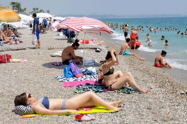 Sıcaktan bunalanlar sahillere akın etti