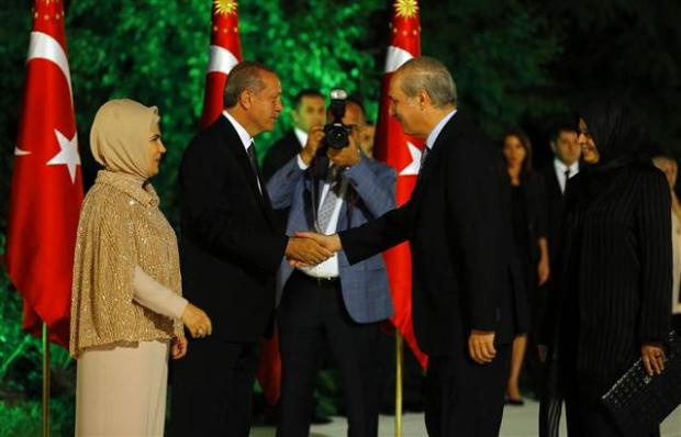 Cumhurbaşkanı Erdoğan tek tek davetlilerin elini sıktı 