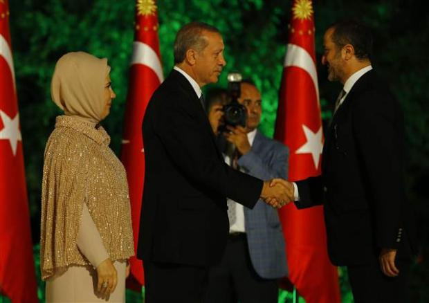 Cumhurbaşkanı Erdoğan tek tek davetlilerin elini sıktı 