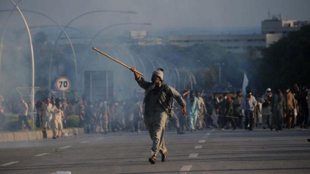 Göstericiler polisi linç etti