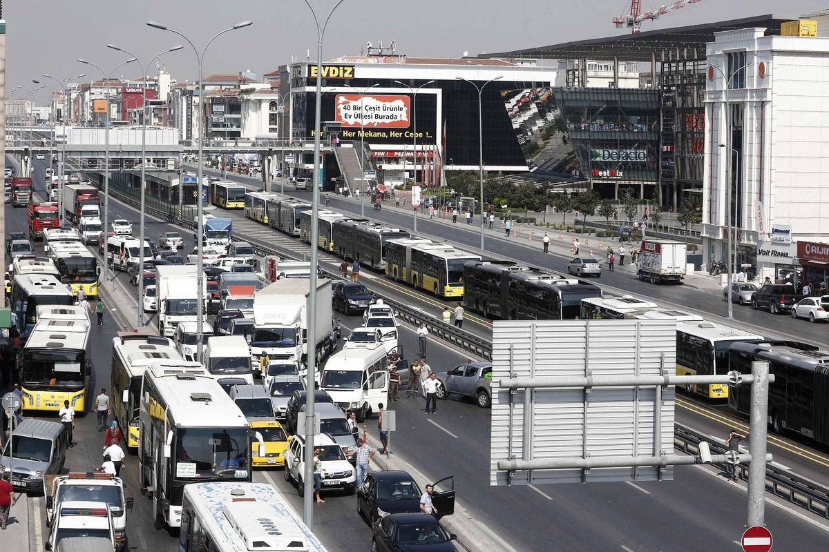 Avcılar'da üst geçit çöktü!