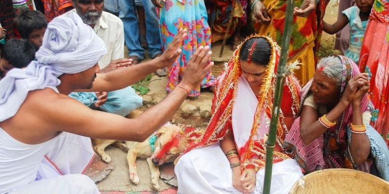 18 yaşındaki Mangli Munda köpekle evlendi