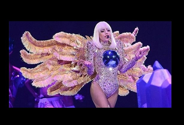 Lady Gaga sahnede soyundu